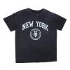 Aux Femmes Notes bleues Destination | T-Shirt Petit Ami Graphique Avec Ecusson De La Ville De New York Rincage Noir